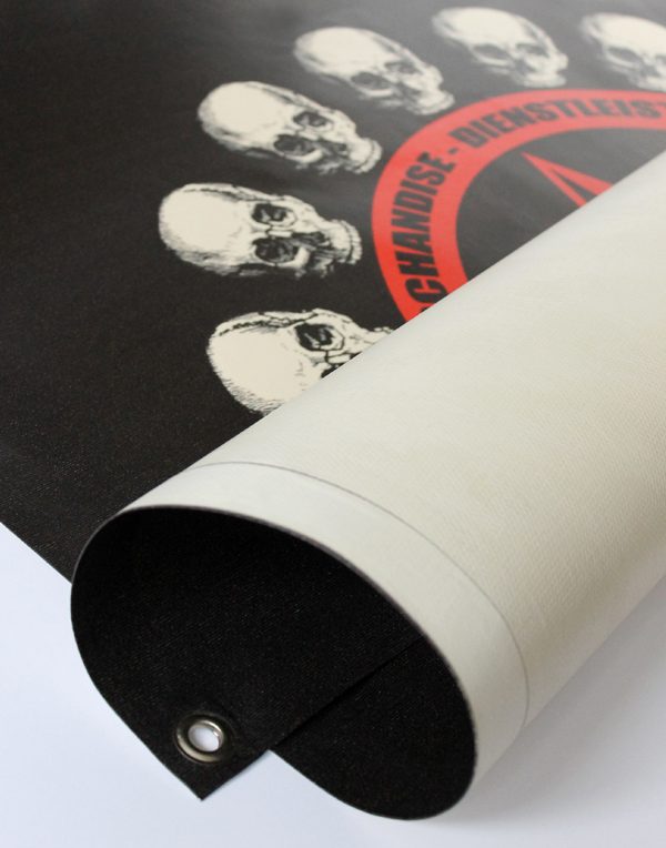 Bandbanner für Bands und bandbanner drucken lassen bei MerchAttack, Eingerollter PVC Banner mit Bandmotiv.